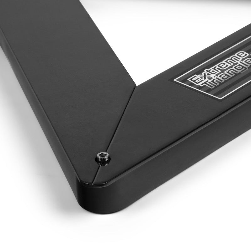 Detalj av Extreme Hockey Triangle Passer, visar robust stålram och vinkel med logotyp, perfekt för avancerad träning och passning.