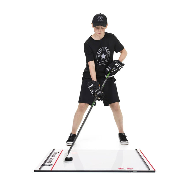 Ung hockeyspelare som använder Better Hockey Extreme Game Changer LITE för att förbättra sin klubbteknik.