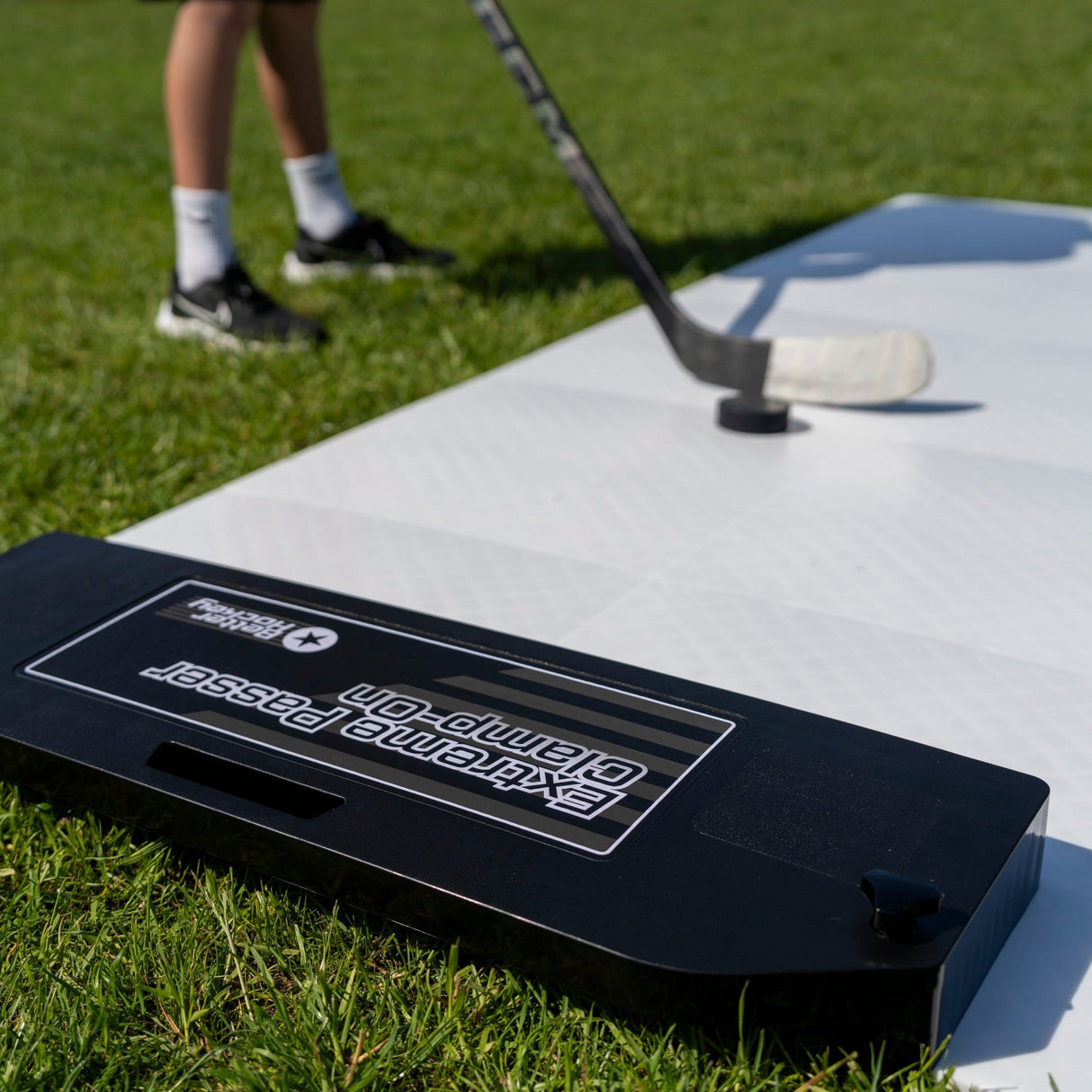 Extreme Hockey Passing Kit Pro XL on grass, featuring a skottplatta for practicing passing and shooting skills.