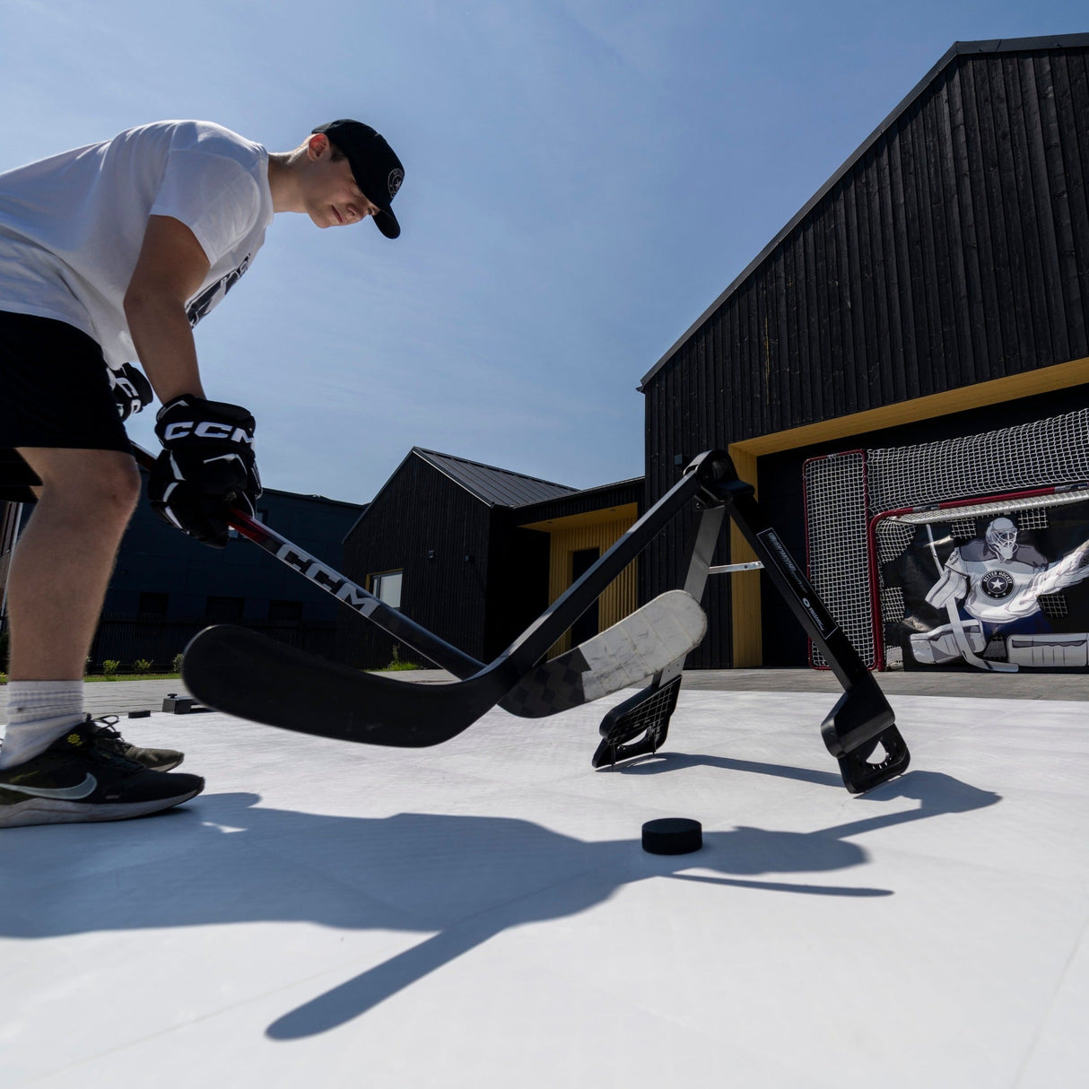 En spelare som tränar med Extreme Hockey Pro Defender för att förbättra sina klubbteknik och dangle-färdigheter.