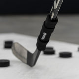 Pro kwaliteit klubbvikt hockey som förbättrar skottrörelser och handskicklighet, placerad på en isyta med puckar.