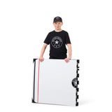 En ung spelare håller upp Better Hockey Extreme Game Changer, ett avancerat träningssystem för hockey.