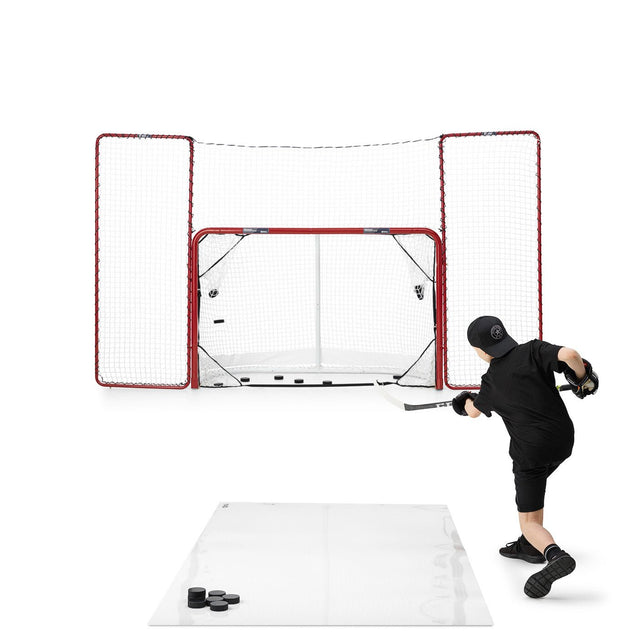 Unga spelare övar skottramp med Extreme Hockey Monster Shooting Kit för att förbättra sin skottteknik.