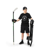 Ung spelare i hockeyutrustning med klubbteknik-verktyg för att förbättra färdigheter i hockey.