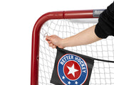 Hockeymål med en hand som fäster en skottavla med Better Hockey-logotype, för träning av skotträff.