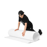 Ung kille rullar ut skottrampen från Teknikpaket hockey för träning av skott och passning