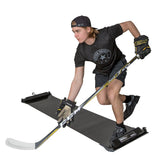 Ung man tränar på Extreme Hockey Slide Board Pro, betonar lateral rörelse och balans med hockeyklubba.