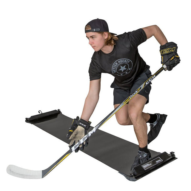 Ung man tränar på Extreme Hockey Slide Board Pro, betonar lateral rörelse och balans med hockeyklubba.
