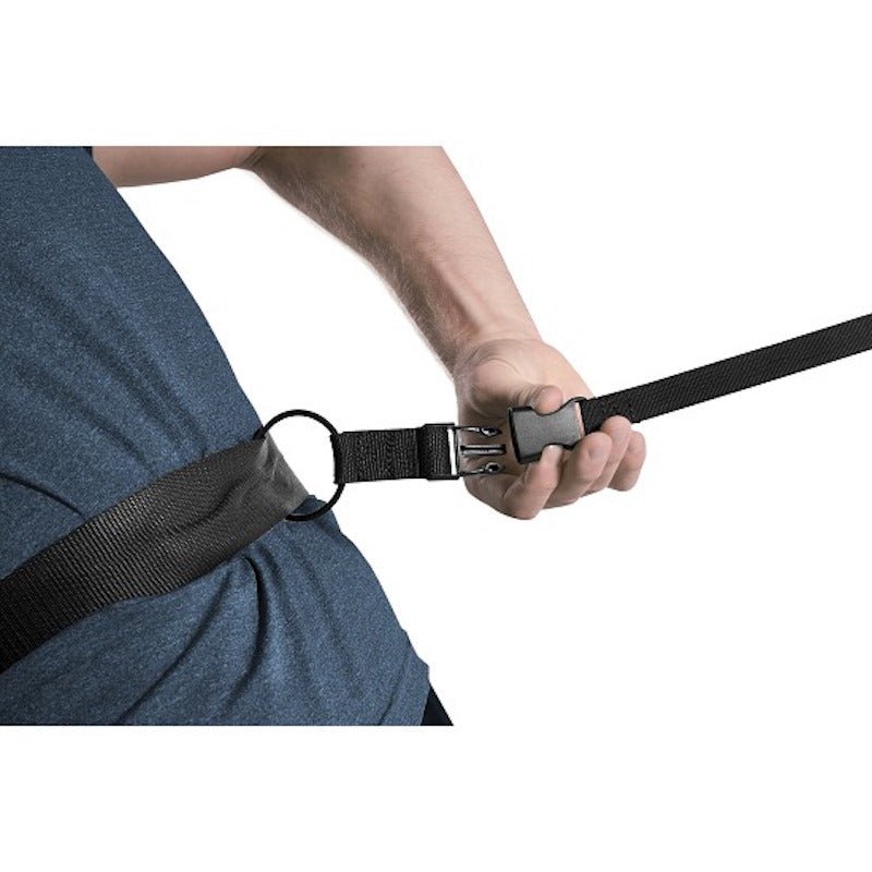 Hockeyspelare justerar remmen på Extreme Hockey Speed Chute för explosiv träning och snabbhet på isen.